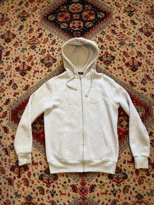 Hoodie från tuttolente - Hoodie med tryck ifrån tuttolente. Trycket på ryggen har en litet defekt. Jag Storlek M. Mått: 68 cm längd, 55 cm bröstbredd, 65 cm armlängd ifrån axeln