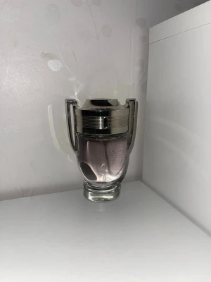 Invictus - Paco Rabanne Invictus EDT är en frisk och sportig herrparfym med toner av grapefrukt, havssalt och trä. Den känns livlig och energigivande, perfekt för vardag och sommardagar.
