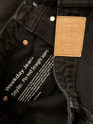 WEEKDAY raka svarta jeans  - Endast använda ett fåtal gånger. Perfekta svarta raka jeans 😍För referens är jag 170cm och bär XS och de passar mig. Strl W26 L32