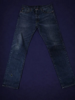 Levi's raka blå jeans - Hej! Säljer ett par riktigt fina Levi’s-jeans. De är endast använda ett par gånger och har naturliga slitningar. Obs: Det finns ett hål på vänstra benet  se bild för tydlig referens. Hör gärna av er vid frågor eller om ni vill ha fler bilder/mått!