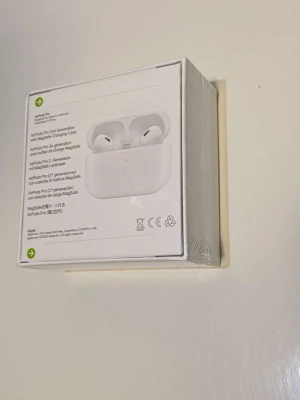 Apple AirPods Pro 2 MagSafe - Säljer ett par vita Apple AirPods Pro 2nd Generation med MagSafe-laddningsetui. Trådlösa in-ear hörlurar med stilren design. Perfekta för musik,gaming,osv och levereras  i originalförpackning. Pris kan diskuteras 