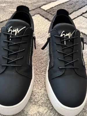  Giuseppe Zanotti skor  - En Giuseppe Zanotti skor. Skorna är skit fetta gillar dom men jag säljer dom för  dom är lite för stora jag tänker sälja dom och köpa en med mindre storlek och annan färg dom är helt nya jag har haft på mig dom bara några gånger och ni kan se på dom dom är helt nya. Jag har inte box jag har tappat bort boxen. Skriv för frågor 