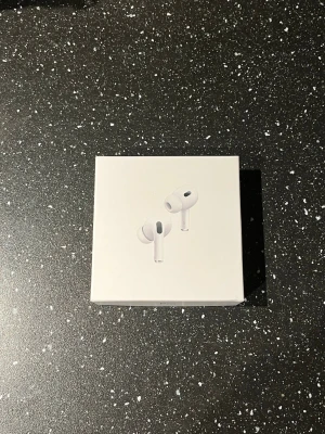 AirPods Pro trådlösa hörlurar - Trådlösa hörlurar med laddningsetui 🎧 i nyskick. Ej använda. Enkel Bluetooth-anslutning 📱 och bra ljud för musik och samtal. Rengjorda och återställda inför försäljning ✨. Säljs i befintligt skick enligt bilder.
