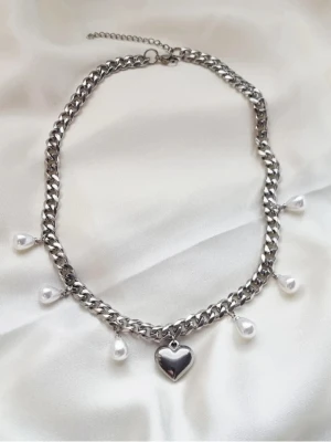 Handgjort halsband med pärlor och hjärta  - Material-rostfritt stål. Kedjetjocklek-7,2mm #62