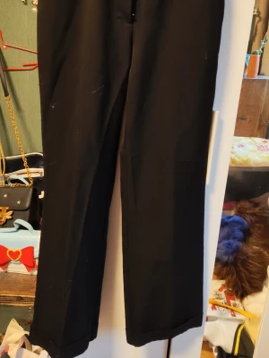 Fyra byxor - Två kostym byxor i strl 38. Ett par Cargo byxor från h&m i strl 36. Ett par shorts i strl xl