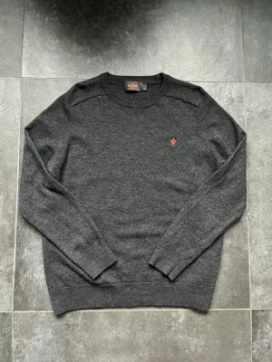 Morris tröja stickad merinoull  - Tjena, säljer nu denna riktigt snygga och populära Morris tröjan, den är i bra skick men har tyvär krymt i tvätten, hör av er vid frågor och funderingar🙌🤝