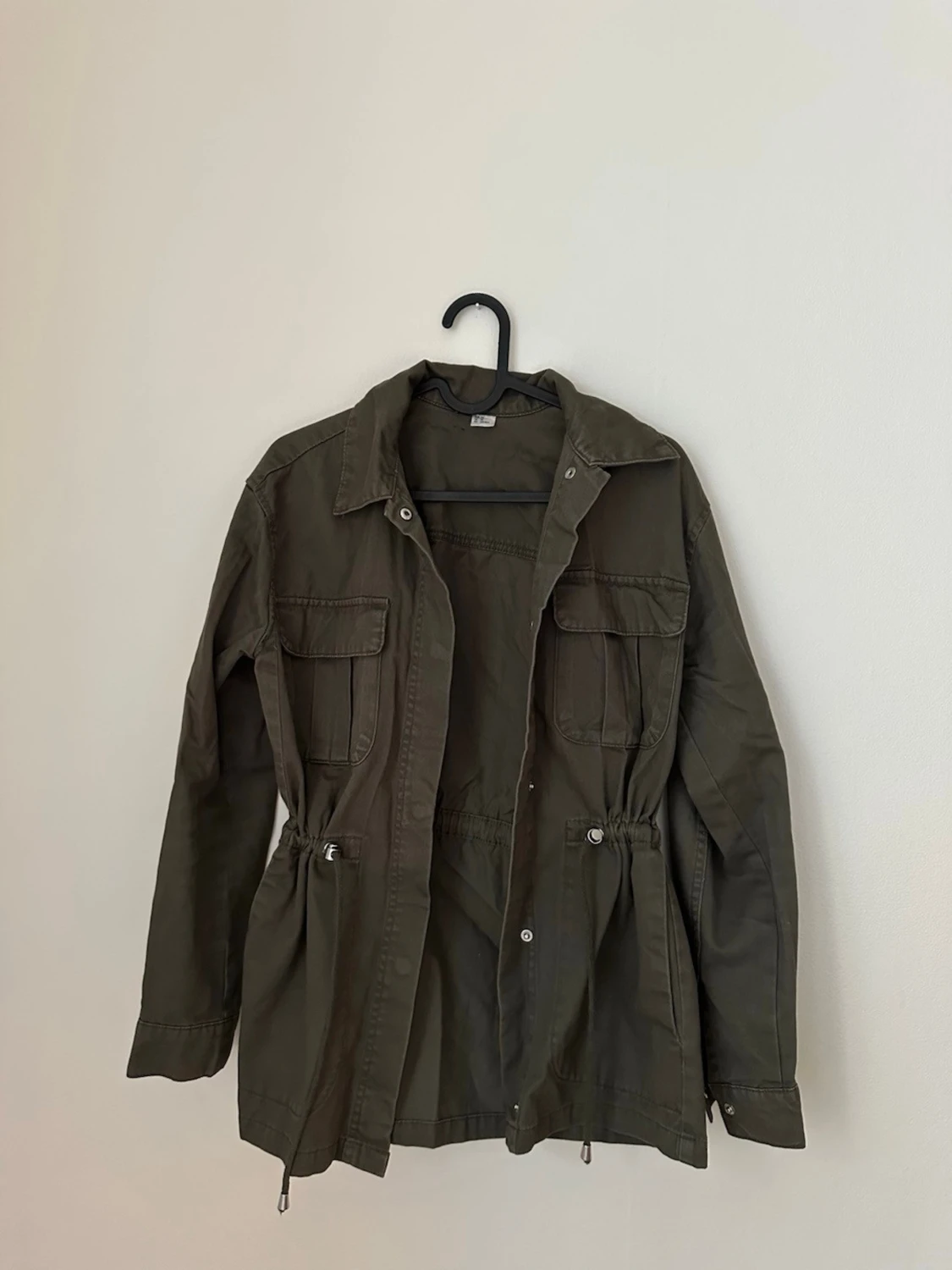 Olivgrön parkajacka med snörning