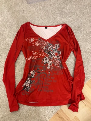 Långärmad tröja med tryck - Röd långärmad topp med fint tryck från Shein. Aldrig använd pga storleken. Storlek XL.