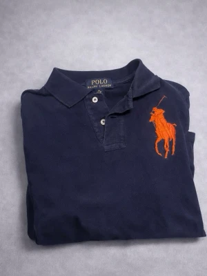Blå Ralph lauren piké - • Märke Ralph Lauren    •storlek 10-12 år     • skick mycket bra nästan som ny • pris 350 kr 