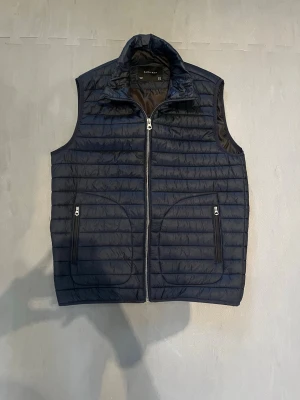 Mörkblå dunväst från Zara Man - Säljer nu denna riktigt fina dunvästen från märket Zara, den är i fint skick och perfekt året om. Hör av dig vid fråga eller fundering! Mvh Filip 