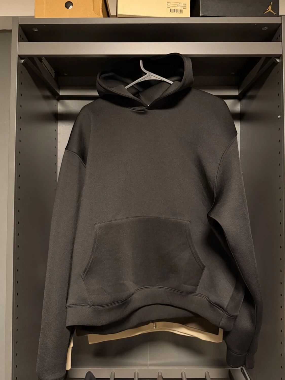 Svart basic hoodie med magficka