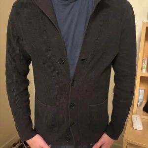 Mörkbrun stickad cardigan  - Skön cardigan från dressman