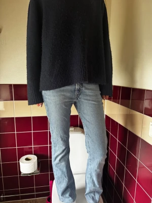 Ljusblå raka jeans från replay - Säljer ett par klassiska ljusblå jeans från Levi's med rak passform och normal midja. Perfekta till en avslappnad stil och passar till det mesta. Skriv för mer bilder💕