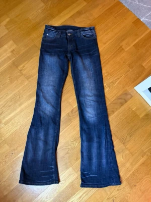 Mörkblå bootcut jeans -   Weekday/Cheap Monday jeans I storlek 29/34. Säljer då de tyvvär har blivit försmå. Men hann bara används runt 5 gånger så är i jätte bra skick. Jag är runt 170cm och de sitter bra på mig 