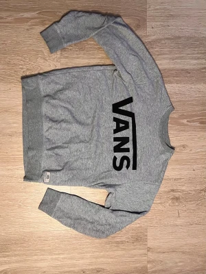 Vans tröja - En grå tröja ifrån Vans i storlek s (finns fåtal små hål) 🍋