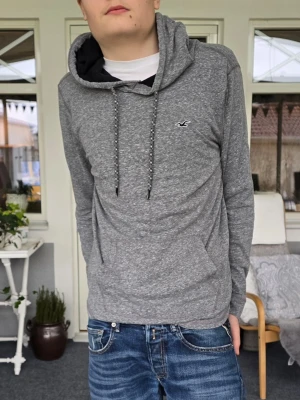 Hollister hoodie - Supersnygg Hollister hoodie i storlek Medium. Är gjorda i ett lite tunnare material vilket många gillar.