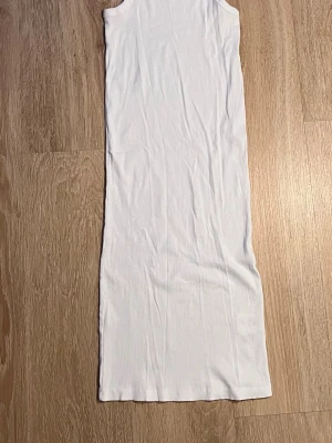 Vit klänning - En vit klänning ifrån 157 i storlek xs 🍋
