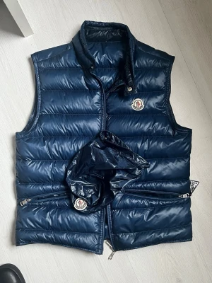 Moncler gui väst - Moncler gui väst i size 2 (s/m) | fint skick inga defekter | påse ingår | 100% äkta vi säljer bara äkta