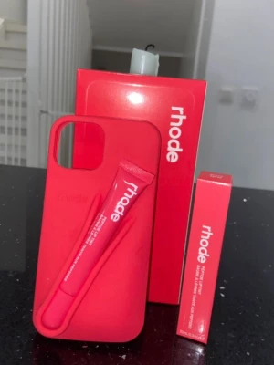 Rhode skal och liptint - Passar iphone 13/14/15. Helt nytt och allt på bilden medförljer