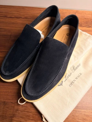 Loro Piana Summer Walk - Säljer dessa Loro Piana Summer walk med äkthetsintyg!  Färg: Blå Storlek 45, passar normalt i storleken Skick: 3/5 Levereras med Dustbag  Hämtas upp i stockholm eller fraktas. Tveka inte på att skriva vid funderingar😊