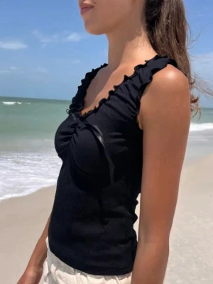 Svart volangtopp brandy - säljer min super söta topp från Brandy Melville, super fin inför sommarn och har en söt knyt rosett på framsidan🥰