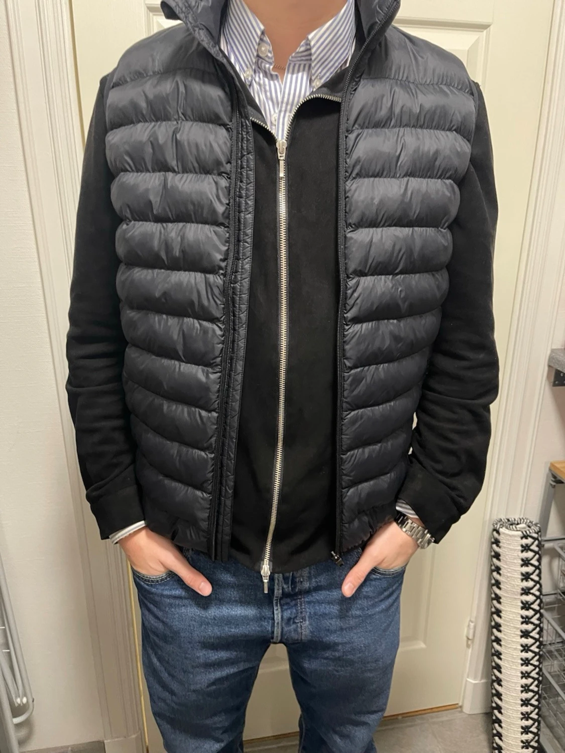 Svart dunväst med dragkedja