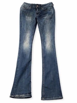 Lågmidjade bootcut - Säljer ett par väldigt lågmidjade blå bootcut med vanliga fickor. Jeansen har låg midja och stängs med knapp och dragkedja. I storlek 28/34. Passar mig som är 164. De är mer åt det raka hållet i modellen. 