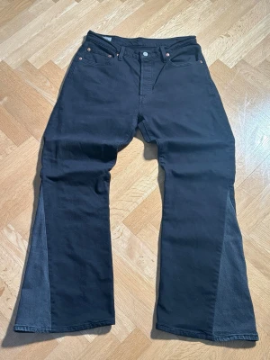 Reworked Levi’s flared jeans - Reworked Levi’s flared jeans i storlek 29/30. Bra passform med en snygg flare. Modellen är 501 i svart färg. Öppen för alla frågor!