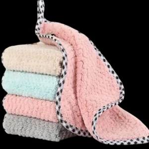 Mikrofiberduk. Korallfleece. 50 st. - 50 stycken i blandade färger. Korallfleece. Nya. Ultramjuka och mycket absorberande mikrofiberrengöringsdukar. Bra för rengöring av fönster, köksutrustning, bil eller andra känsliga ytor. Storlek 25 x 25 cm.