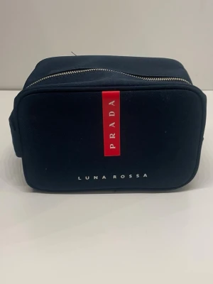 Prada necessär  - Helt ny! Skriv vid frågor. Pris kan diskuteras vid snabb affär!