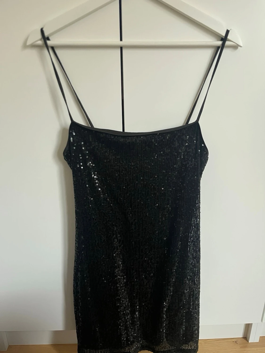 Svart paljettklänning med smala band