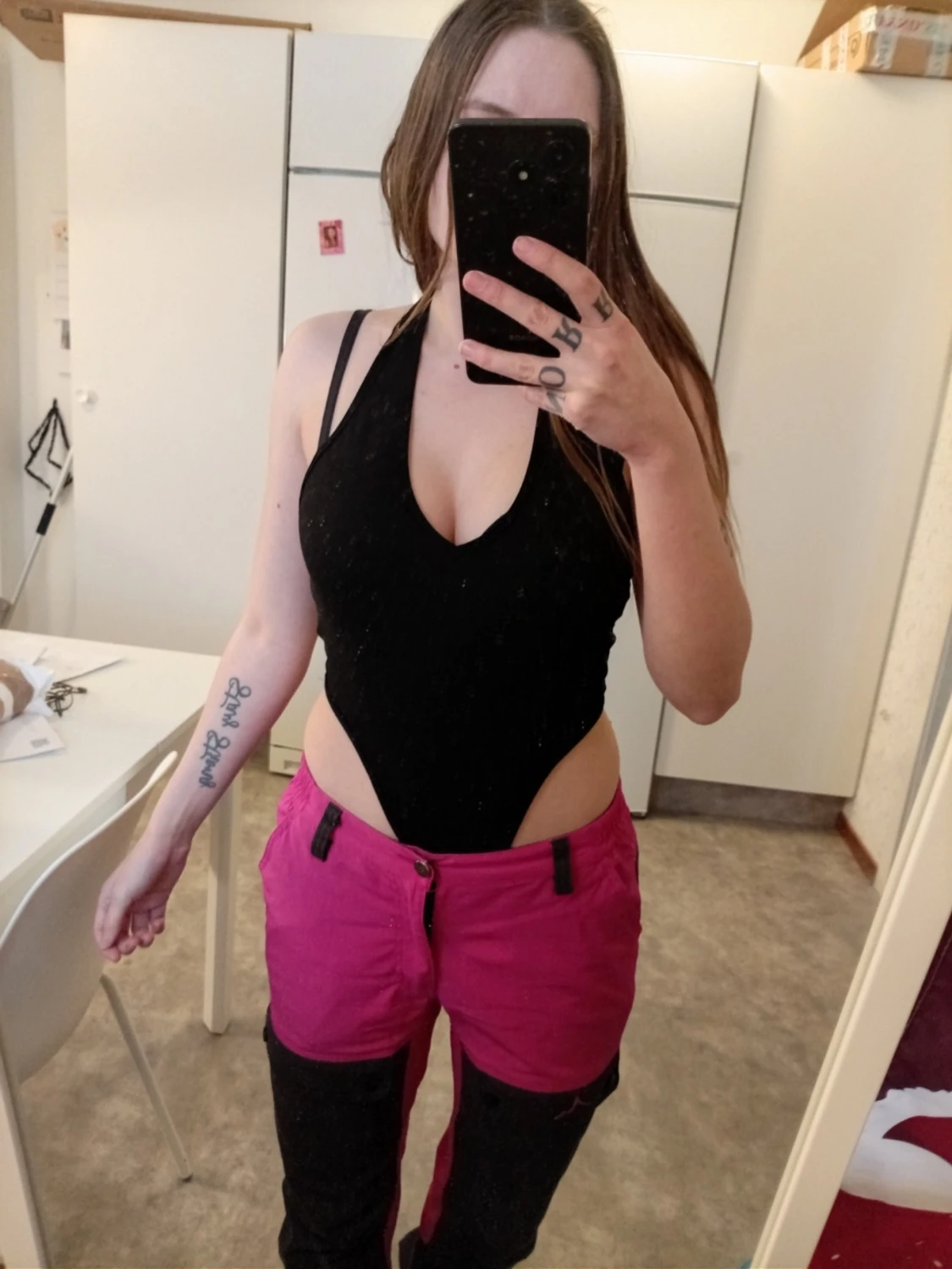 Svart halterneck body med djup urringning - 1