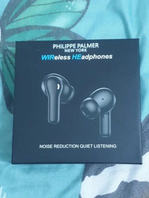 Philippe Palmer trådlösa hörlurar från prydligt - Snygga trådlösa hörlurar från Philippe Palmer med brusreducering. Hörlurarna är svarta och levereras i ett vitt laddningsetui. Modern in-ear design och smidig förvaring i medföljande case. Perfekta för musik, poddar och samtal.