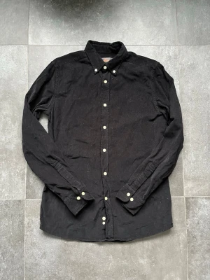 Morris skjorta  - Tjena, säljer nu denna riktigt snygga och populära Morris skjortan, den är i bra skick utan några skador, storlek S, hör av er vid frågor och funderingar🙌🤝 