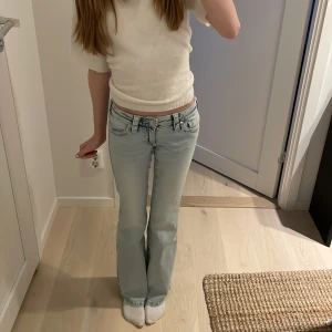 Ljusblå bootcut jeans med låg midja - Säljer ett par ljusblå bootcut jeans med låg midja och snygga fickor. Jeansen har en snygg tvätt och raka ben som släpper lite nedtill. Perfekta för dig som gillar bootcut jeans. Säljer pga att de är för korta för mig och de kom nästan aldrig till användning, de är använda två gånger men de är som helt nya💕pris kan diskuteras💕