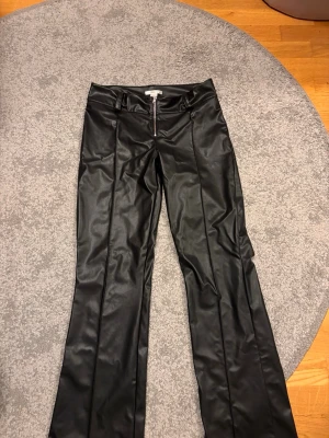 Trendiga skinnbyxor - Skinnbyxor från Gina Young i storlek 164. De är i bra skick och Bootcut med låg midja. 