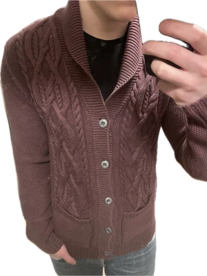 Vinröd stickad cardigan - Otroligt fet vinröd kabelstickad cardigan. Passar perfekt till kallare väder. Modellen är 180cm, 75kg. Priset kan såklart diskuteras!