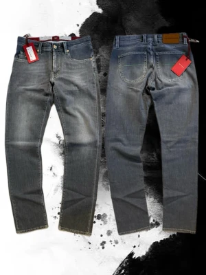 Tramarossa jeans - Helt nya Tramarossa jeans, inga defekter alls. Passformen är slim fit och är har en stilren design som vill ha ett par jeans som sticker ut. Vid snabb affär går det att sänka priset.  Mått:  Innerlår längd 80cm Totala Längd 105cm Ben öppning 16cm W29