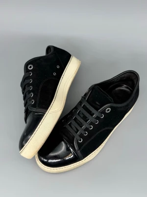 Lanvin Skor Captoe Svart | 42 - Säljer ett par snygga lanvins i svart mocka. Storlek 7 - passar 42. Endast skor ingår. Hör av er vid funderingar!