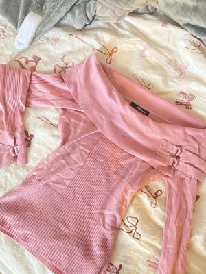2000s tröja - Jane Norman offshoulder ribbad tröja. Jättebra skick. Står ingen storlek, uppskattar till S men är stretchiga så passar M. ❌Har inga bilder på❌