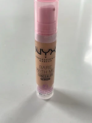 Nyx Concealer  - Nyx Bare With Me Concealer. Fick nyss hem och testad på handen med ett pump, fel färg 🙁Färg 04 Beige