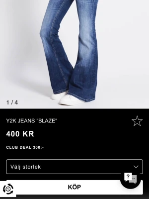 Blå utsvängda Y2K jeans Blaze - snygga blå Y2K-inspirerade jeans från Blaze med utsvängda ben och klassisk femficksdesign. jeansen har en tvättad look och är tillverkade i denim med lätt stretch för skön passform. dessa är i storlek xxs short. sjukt low waist! 