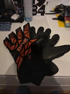 Målvakts handskar - Målvakts handskar ifrån Brentfords målvakt Hakon Valdimarsson, signerade av honom samt Elfsborg spelare! 