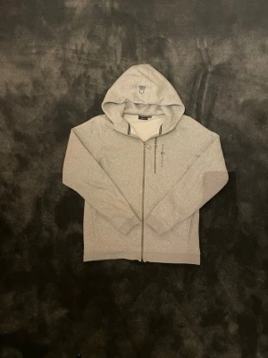 Grå hoodie från Sail Racing - HAR EN EXAKT LIKADAN I MÖRKBLÅ SOM JA SÄLJER!!  För samma pris,  Dom båda är ganska små i storleken så passar nog folk som är 160-167 helt perfekt 