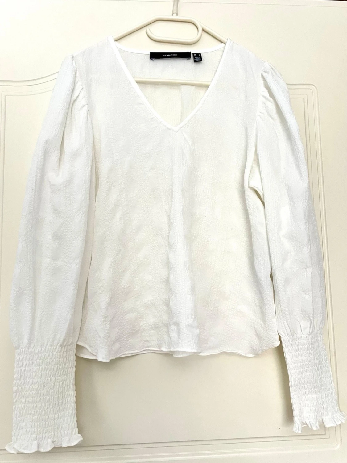 Vit blus med v-ringning vero moda