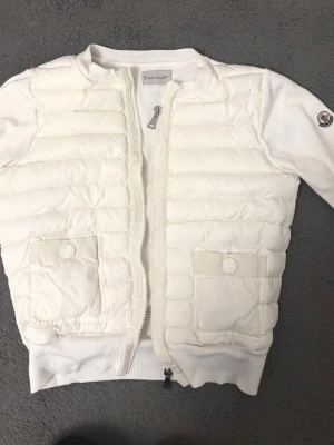 Moncler cardigan - Säljer min absolut favorit cardigan, i storlek XS/S.  jag är 169 passar någon lite kortare 😊tvättad och har inga hål eller skador. Kan finnas väldigt svaga fläckar innanför jackan (sista bilden) men är inget som syns. 🫶🏼men därav är priset sänkt! Köpt för 3000 på plick.