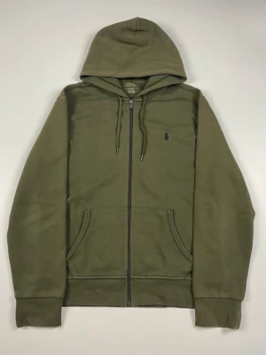 Ralph lauren zipper  - Snygg Ralph lauren zipper frön den nya kollektionen i färgen khaki. Storlek M. Tveka inte att höra av dig med frågor och funderingar och kolla även gärna in mina andra annonser så kan vi säkert fixa ett bra paketpris 