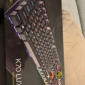 Corsair K70 LUX & Logitech G Pro X Superlight - Säljer ett Corsair K70 LUX mekaniskt tangentbord med RGB-belysning och ett Logitech G Pro X Superlight trådlös gamingmus i röd färg. Båda produkter är i fint skick, inga synliga defekter eller slitage. Perfekt för gaming och produktivitet.