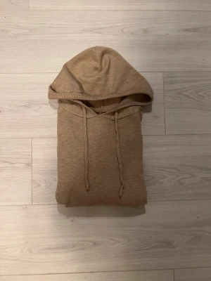 Merinoull hoodie - Beige merinoull hoodie som jag fick i present men är för liten tyvärr. För att den knappast är använd är den i mycket bra skick. Skulle rekommendera till någon som är 160-170 men folk som bär S kan bära den