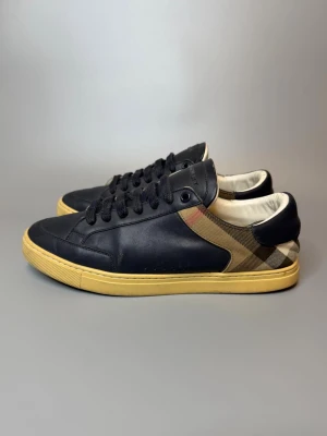 Burberry Skor  - ‼️VI TAR INGA BYTEN‼️ Burberry Sneakers | Skick: 7,5/10 | Storlek 41 sitter större 42  | Tillkommer enbart skorna vid köp! | Frakt sker inom 24 timmar efter köp 📦💨 | Hör av dig vid minsta fråga eller fundering 💭